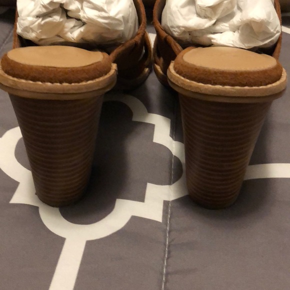 **24 Hour Sale**NWOT Ugg clogs - Picture 5 of 6